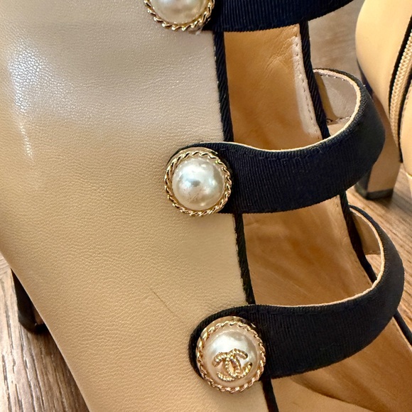 Chanel Elegant Cream and Black Women's Heels - Picture 4 of 13